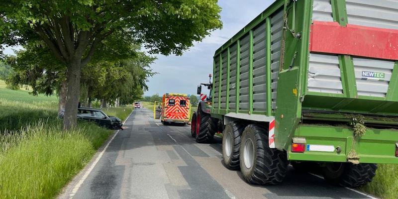 Pkw gegen Trecker: Verkehrsunfall zwischen Heyen und Halle 